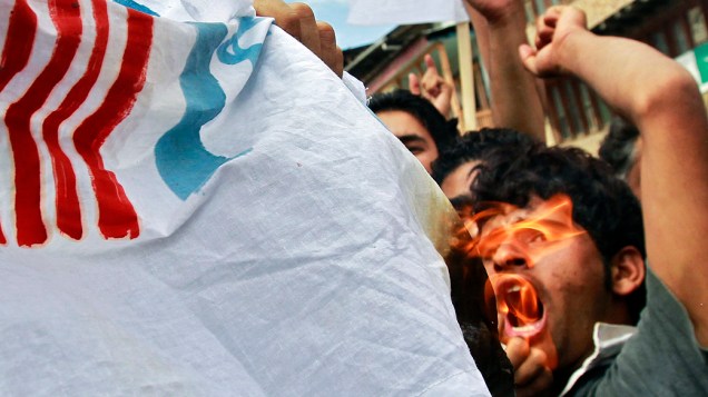 Manifestante queima as bandeiras americana e israelense durante protesto, na Índia, contra o filme anti-Islã americano que tem gerado protestos muçulmanos em todo o mundo