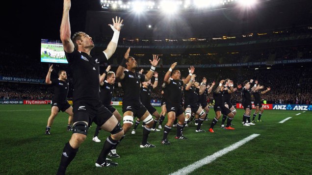 Jogadores do All Blacks, seleção de rúgbi da Nova Zelândia, fazem a "haka" (dança tradicional usada para intimidar o adversário antes das partidas de rugbi), durante a final da Copa do Mundo 2011