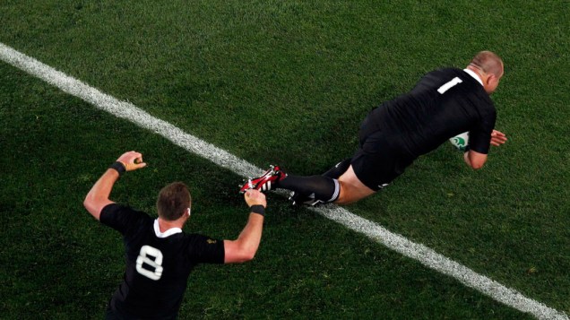 Jogadores do All Blacks, da Nova Zelândia, comemoram ponto durante a partida final da Copa do Mundo de Rúgbi 2011