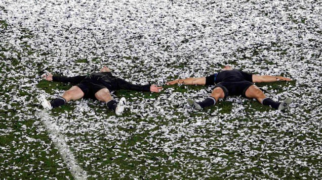 Jogadores do All Blacks brincam no gramado após a final da Copa do Mundo de Rúgbi 2011, na Nova Zelândia