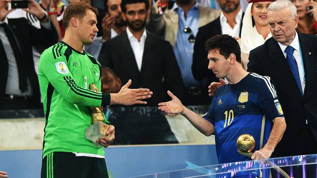 O alemão Neuer cumprimenta Lionel Messi