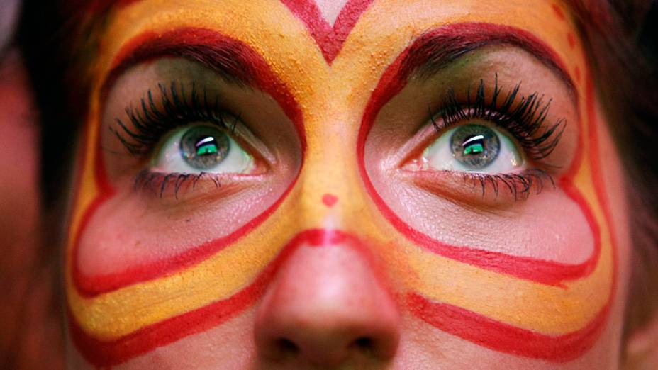 Torcedora espanhola durante partida contra a Itália na final da Eurocopa em Kiev, Ucrânia