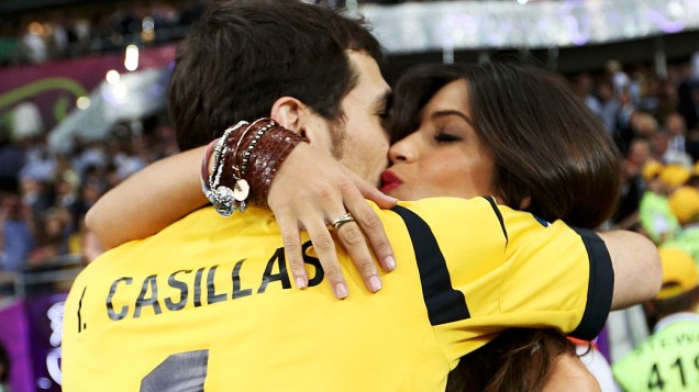 Casillas, goleiro espanhol comemora o título com a namorada Sara Carbonero