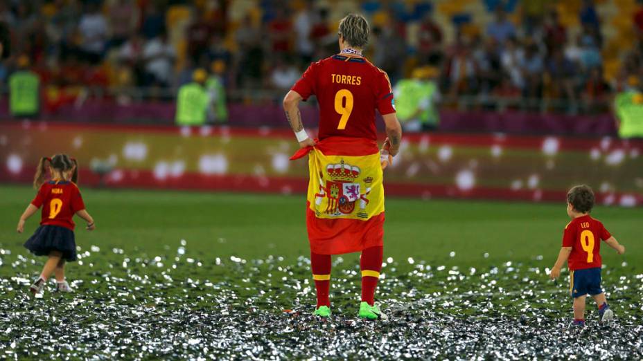 Atacante espanhol Fernando Torres comemora o título da Eurocopa com os filhos