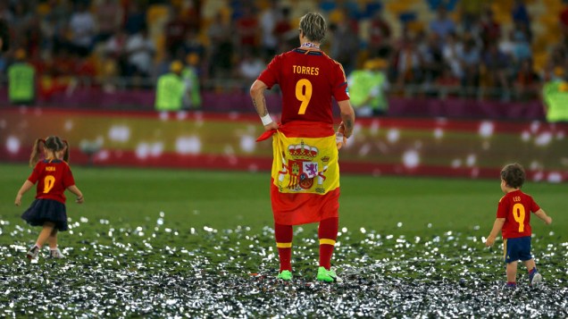 Atacante espanhol Fernando Torres comemora o título da Eurocopa com os filhos