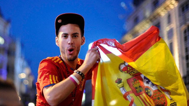 Torcedor espanhol celebra o título da Eurocopa no Picadilly Circus em Londres