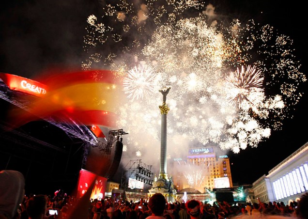 Fogos de artifício explodem no céu sobre a Praça da Independência, no centro de Kiev, após a final da Eurocopa 2012 entre Espanha e Itália
