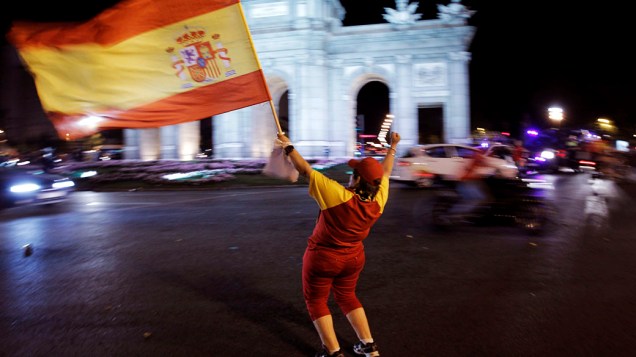 Torcedora espanhola celebra o título da Eurocopa em frente a "Puerta de Alcalá" em Madri