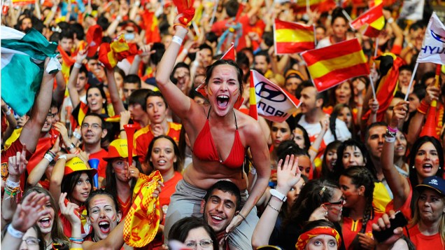 Torcedores espanhois celebram o título da Eurocopa 2012 contra Itália em Kiev, Ucrânia
