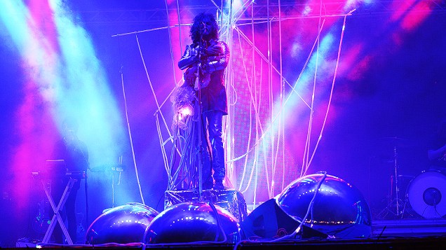 Vocalista Wayne Coyne subiu ao palco do Lollapalooza com uma boneca nos ombros