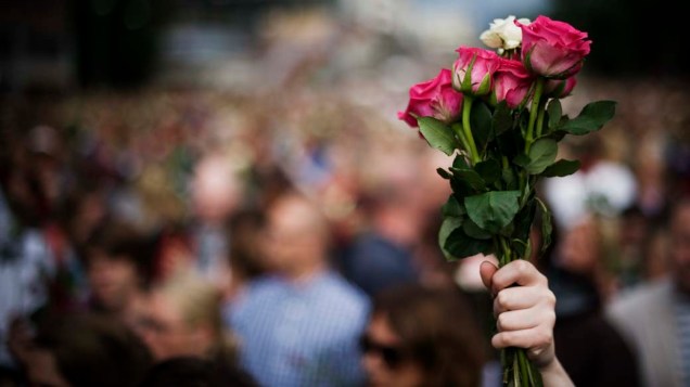 Noruegueses fazem vígilia pelas ruas de Oslo em memória das 76 vítimas do massacre de sexta-feira