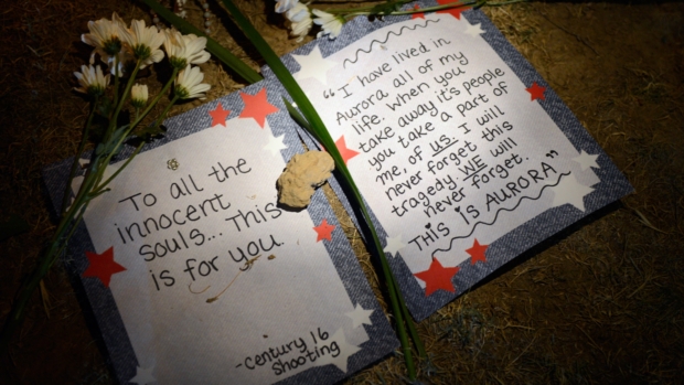 Flores e cartão em homenagem às vítimas em Aurora, nos EUA