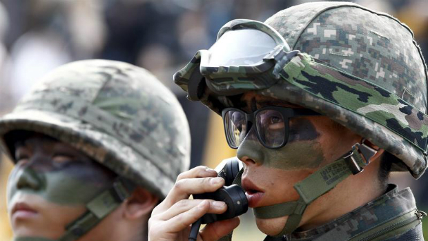 Militares sul-coreanos durante os exercícios militares Foal Eagle