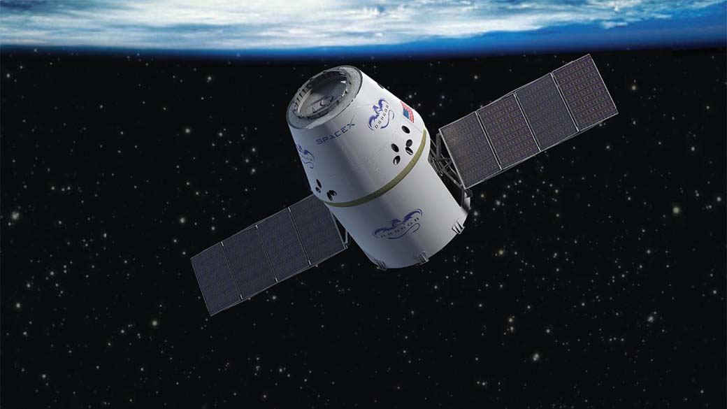 A Dragon, da empresa SpaceX, foi a primeira cápsula privada a se acoplar à Estação Espacial Internacional, carregando suprimentos. Dos 1,1 bilhão alocados pela Nasa, a empresa receberá 440 milhões para o desenvolvimento de uma adaptação capaz de carregar até sete astronautas