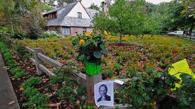 Homenagem em frente a casa de Steve Jobs, em Palo Alto, Califórnia
