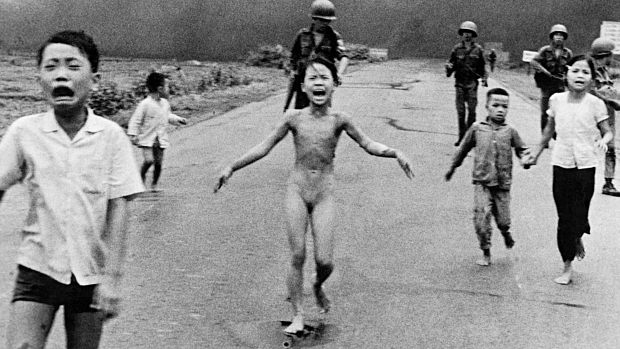 Phan Thi Kim Phuc, nua, e outras crianças, fugindo de sua aldeia, bormbardeada com napalm, durante a Guerra do Vietnã
