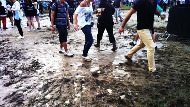 Lollapalooza começa com lama e protesto contra deputado