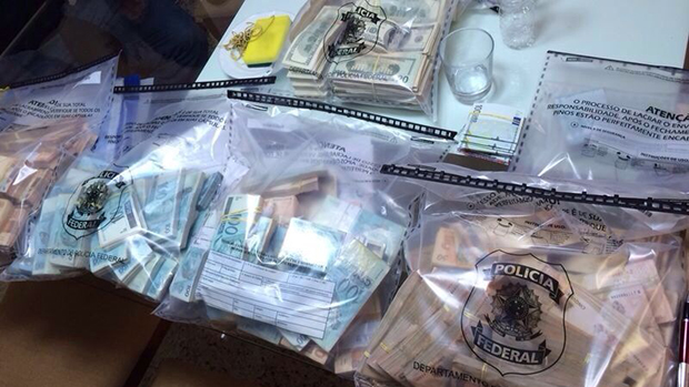 Grandes quantias de dinheiro em moeda nacional e estrangeira foram encontradas durante a operação