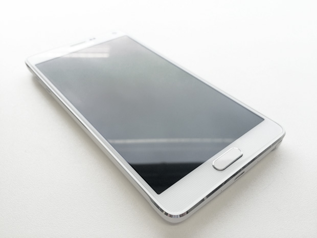 Samsung Galaxy Note 4 - detalhes cromados nas bordas e botões
