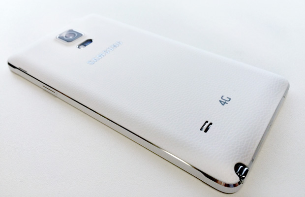 Samsung Galaxy Note 4 - textura da tampa traseira imitando couro e caneta embutida