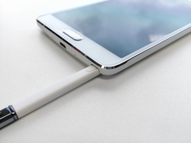 Samsung Galaxy Note 4 - a S Pen vem embutida na parte direita