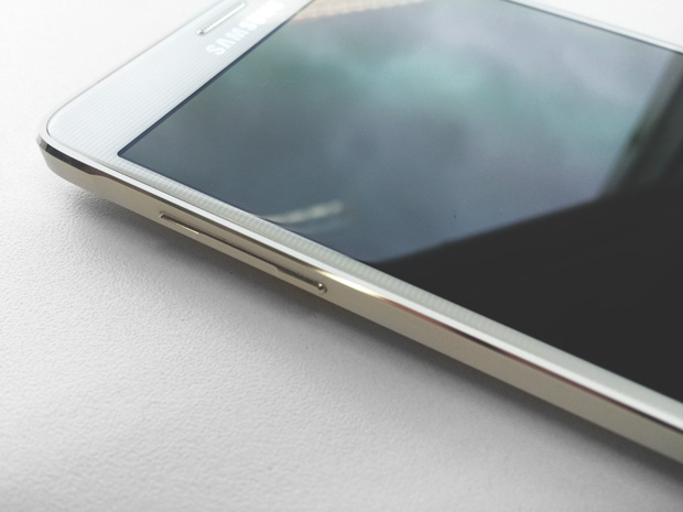 Samsung Galaxy Note 4 - detalhes no botão de volume e bordas com textura