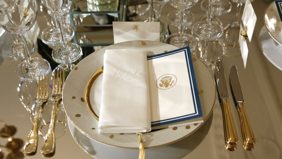 Fotografia mostra os talheres, copos e prato utilizados pelos convidados ao jantar de estado servido em homenagem ao presidente francês, François Hollande, na Casa Branca