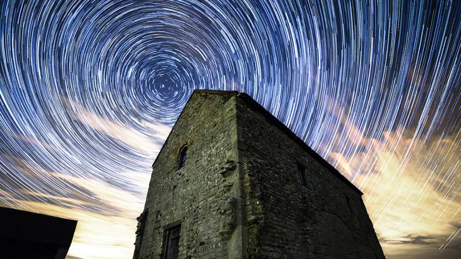 <p>Nesta foto de longa exposição, as estrelas parece que giram em torno de uma capela, na Inglaterra</p>