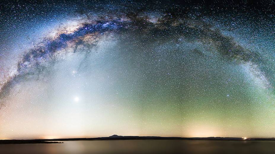 <p>Nicholas Buer planeja tudo antes de tirar cada foto. Ele se atenta às fases lunares e sempre vai aos locais nas melhor época do ano para conseguir captar as galáxias. Nesta foto, a Via Láctea vista da lagoa Tebinquinche no Deserto do Atacama, norte do Chile</p>
