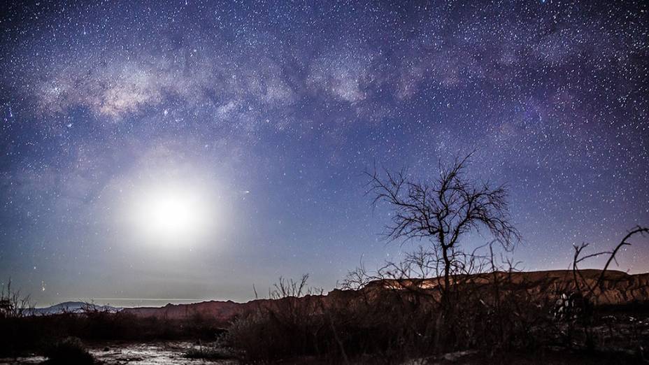 <p>Durante sua viagem para o Chile, Buer também fez um vídeo timelapse no Deserto do Atacama que mostra a beleza das estrelas na região. Para ver o vídeo acesse http://www.nicholasbuer.com/about-ancients/</p>