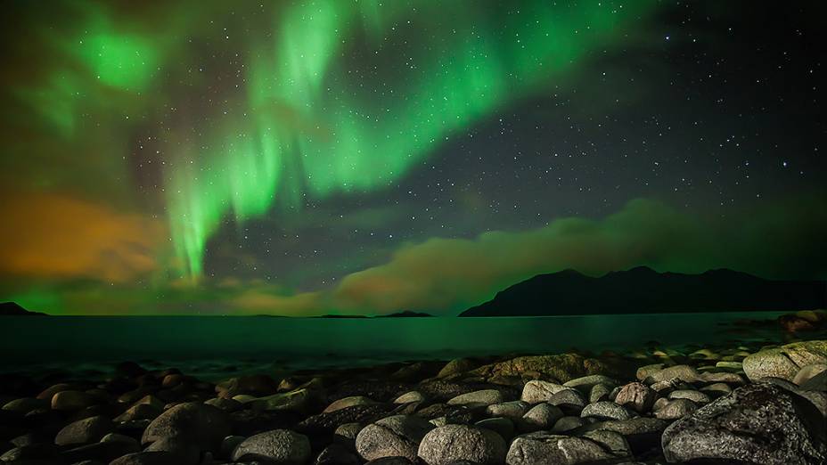 <p>Buer estava prestes a partir, quando foi surpreendido por essa linda aurora boreal em uma praia da Noruega</p>