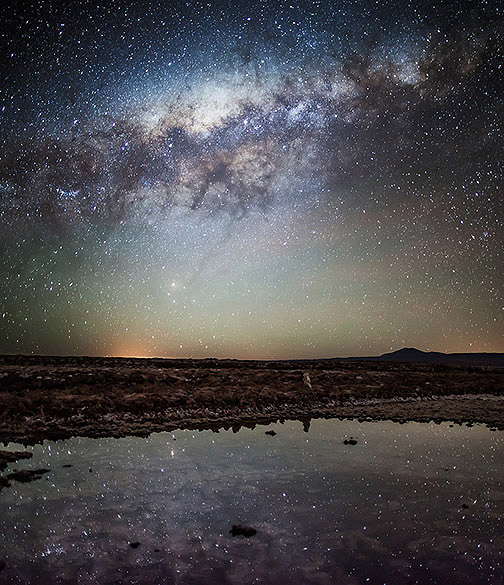 <p>Via Láctea é refletida na lagoa Tebinquinche no Deserto do Atacama, norte do Chile</p>