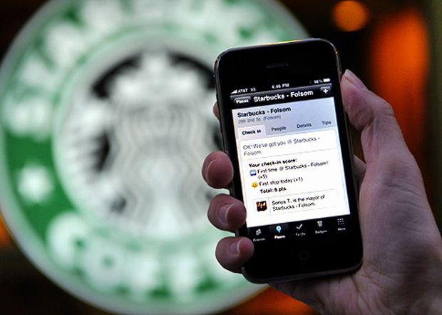 Check-in no Starbucks através do serviço Foursquare no celular