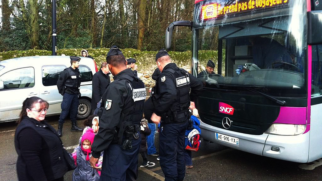 Alunos em três escolas primárias em Dammartin-en-Goële foram orientados a sair