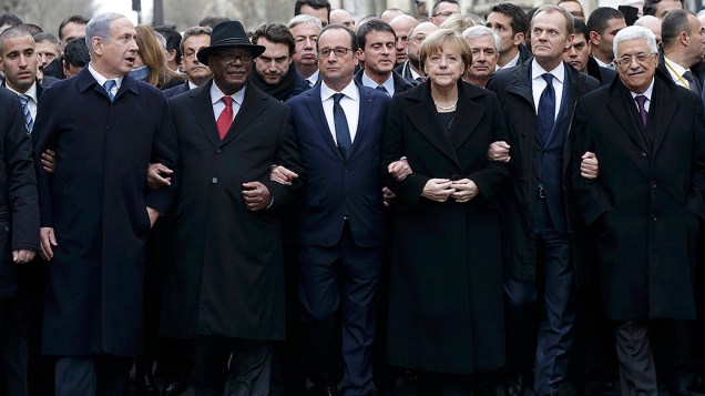 Líderes mundiais desfilam ao lado do presidente francês François Hollande durante a marcha republicana de homenagem às vítimas do terrorismo