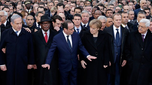 Líderes mundiais desfilam ao lado do presidente francês François Hollande durante a marcha republicana de homenagem às vítimas do terrorismo