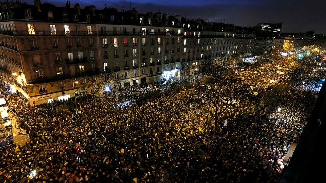 Milhares de pessoas participam de Marcha contra o terrorismo em Paris, neste domingo (11)