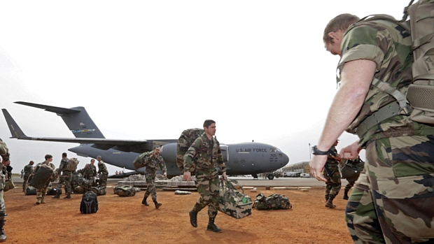 Soldados franceses chegam ao Mali em aviões americanos