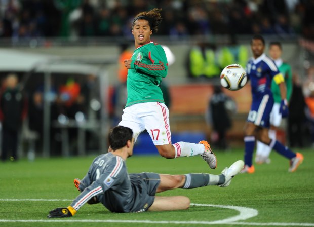 O jogador mexicano Giovani dos Santos disputa a bola com o goleiro francês Hugo Lloris, durante partida entre França e México pela Copa do Mundo de Futebol, no dia 17 de junho de 2010. O México venceu por 2 a 0