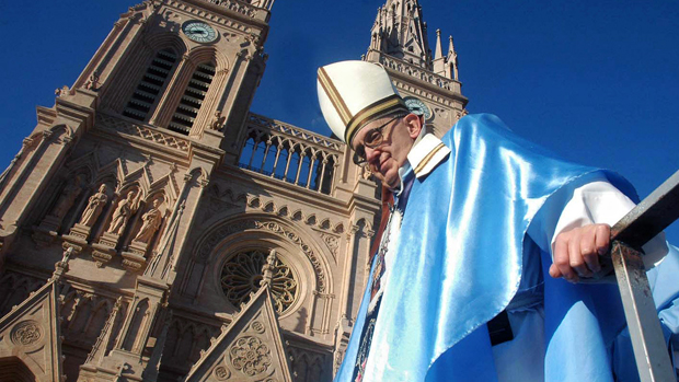 O cardeal Jorge Mario Bergoglio na Basílica de Lujan, na Argentina
