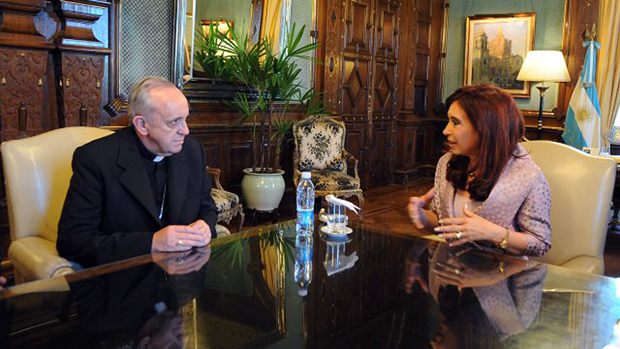 A presidente Cristina Kirchner e o cardeal Jorge Mario Bergoglio, na Argentina