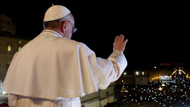 Papa Francisco acena para fiéis, no Vaticano