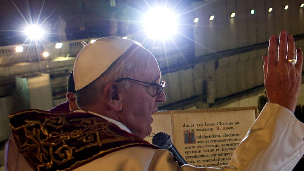 Papa Francisco reza com fiéis, no Vaticano