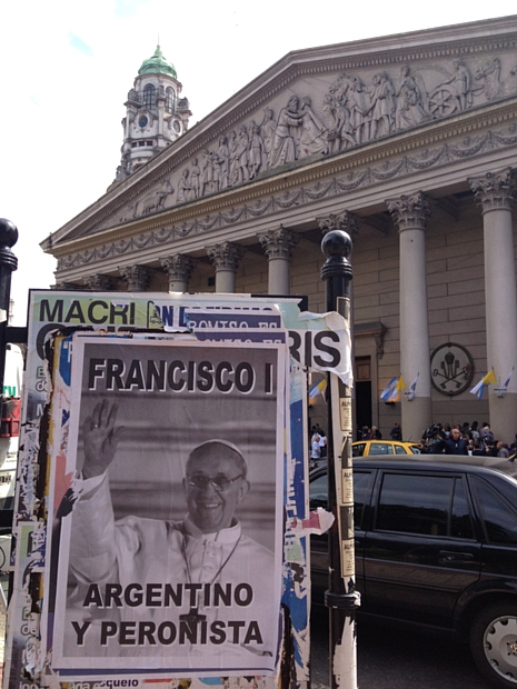 Com a eleição do novo papa, espalharam-se por Buenos Aires cartazes com a foto do pontífice e a frase: “Francisco. Argentino e peronista”
