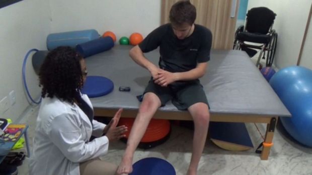 Cirurgia que pode recuperar movimentos em paraplégicos chega ao Brasil