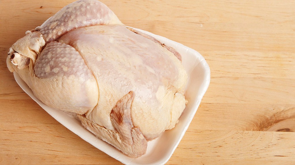 Bactéria presente no frango pode causar diarreia, vômitos e até levar a morte