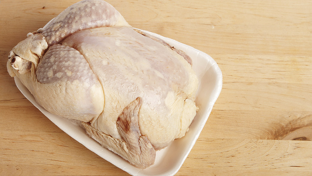 Bactéria presente no frango pode causar diarreia, vômitos e até levar a morte