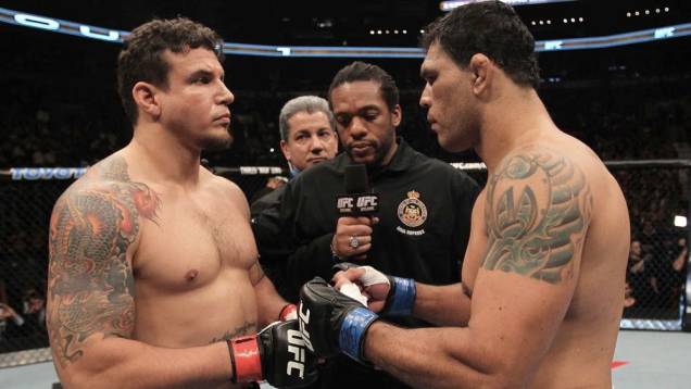 Frank Mir e Rodrigo Minotauro se cumprimentam antes do combate no UFC 140