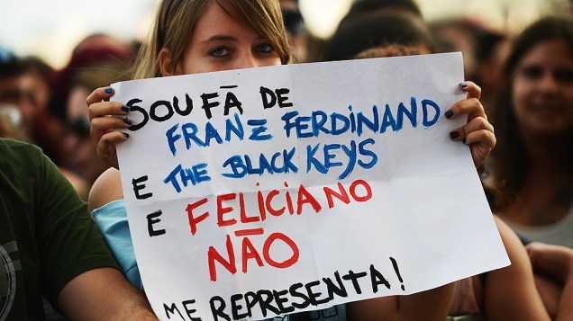Público protesta contra o deputado Feliciano da Comissão de Direitos Humanos da Câmara dos Deputados no festival Lollapalooza 2013