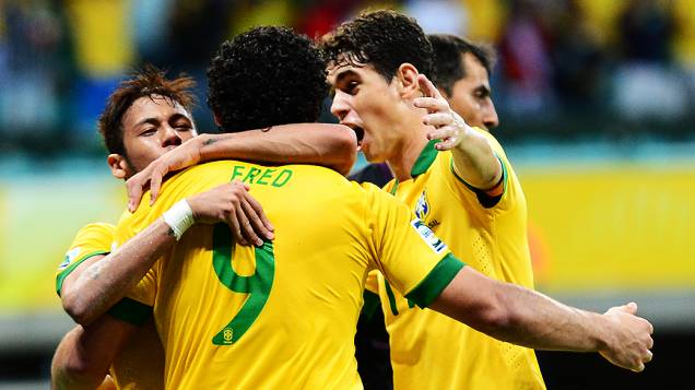 Jogadores do Brasil cumprimentam Fred pelo gol contra a Itália, pela Copa das Confederações, em Salvador